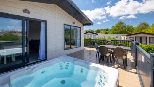 Deluxe Plus Hot Tub Lodge