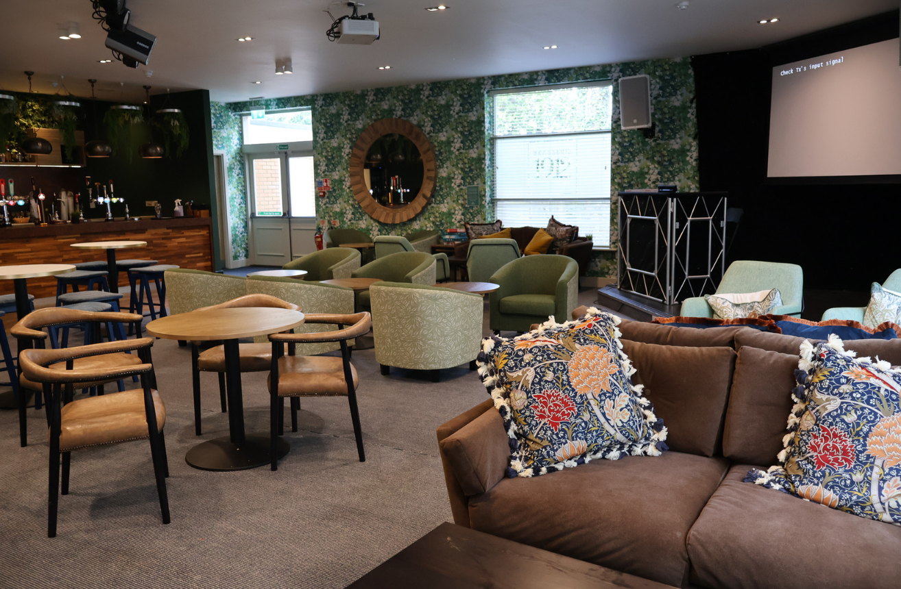 Bashley lounge2 1314x860