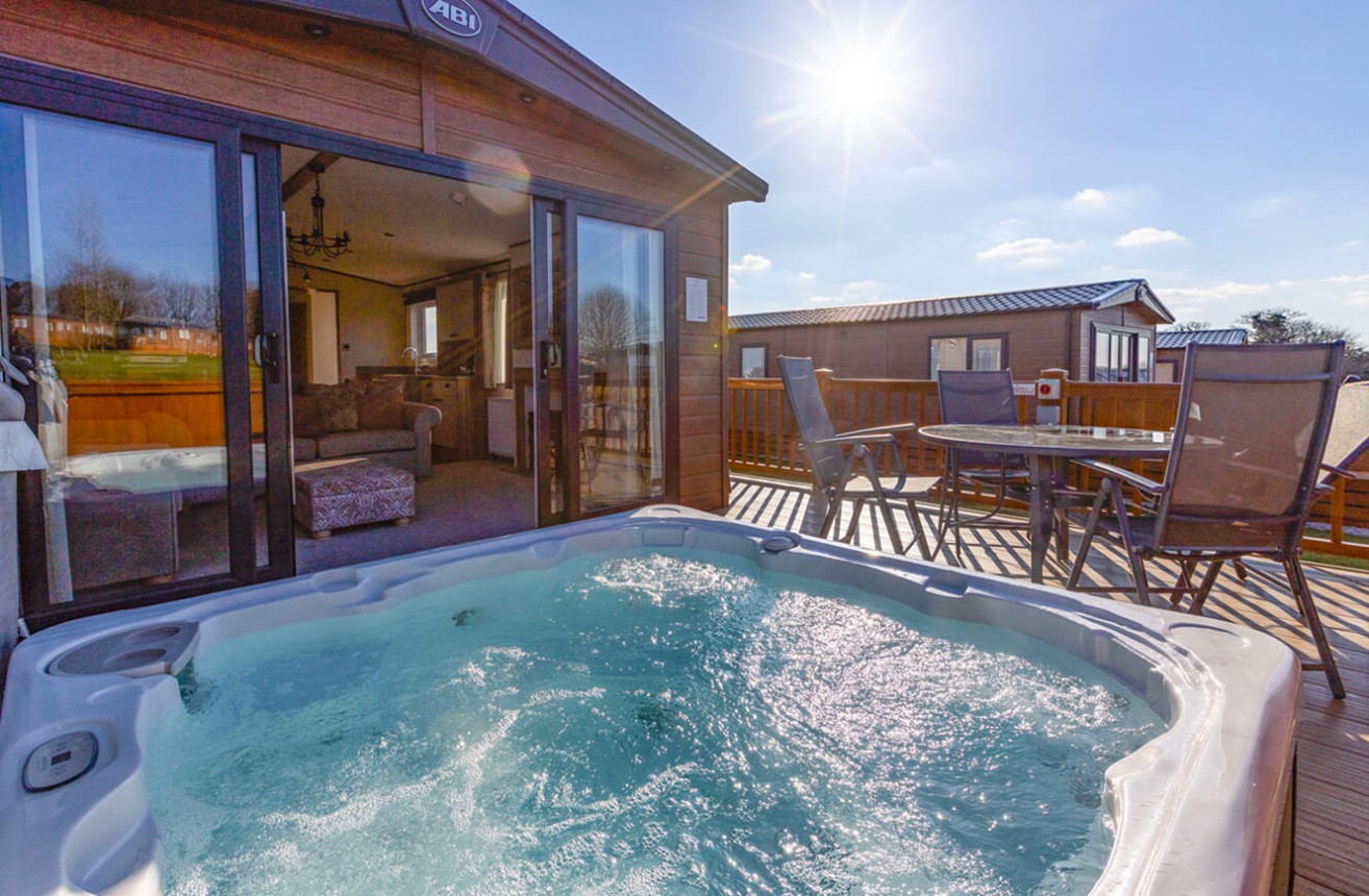 Hoburne Doublebois Hot Tub 1360x870