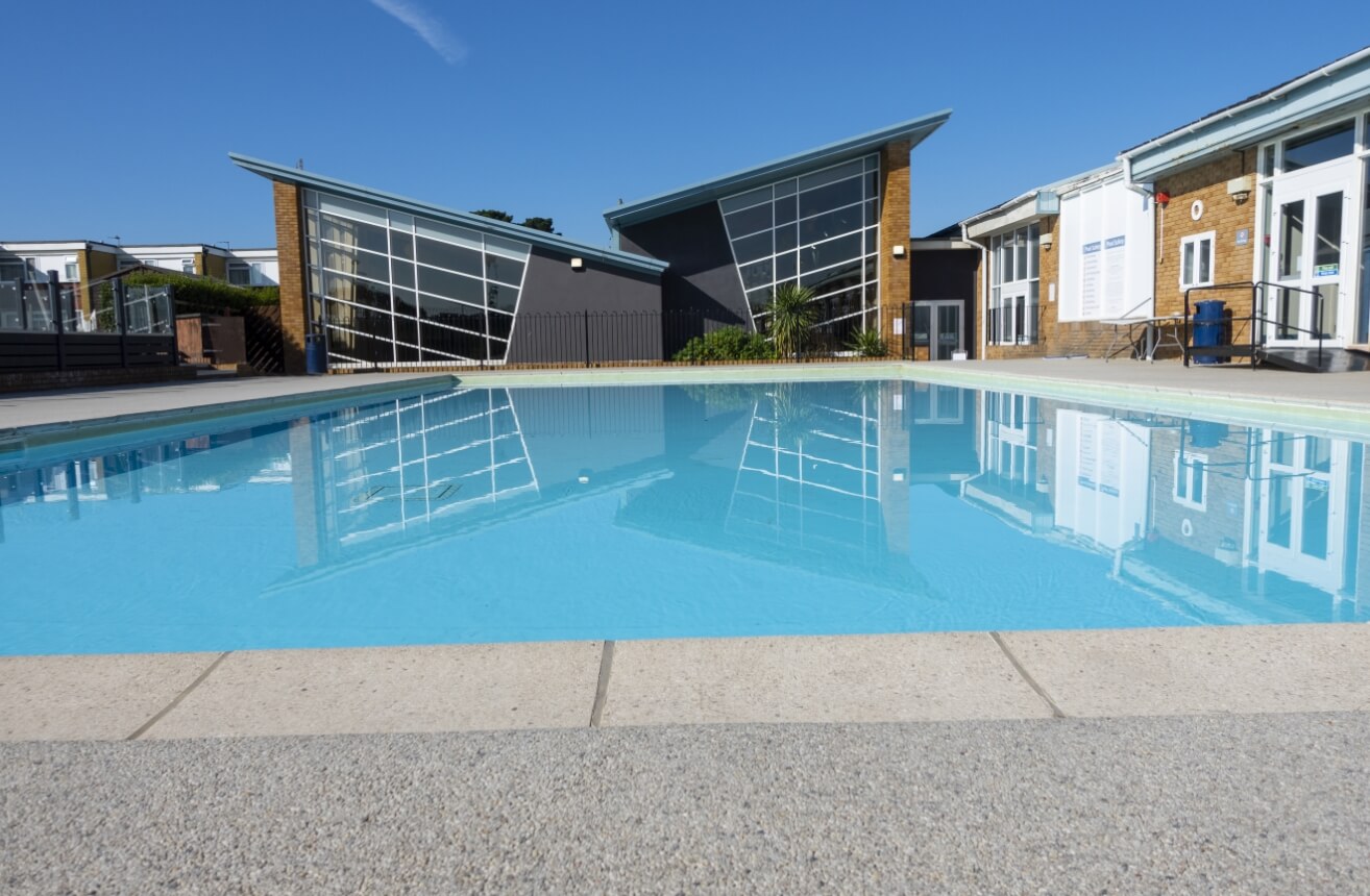 Naish Outdoor Pool 1 1314x860