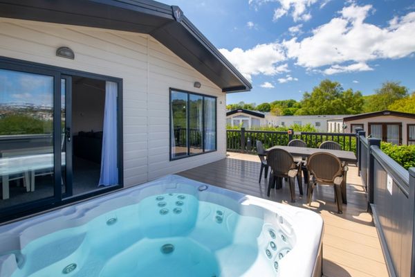 Deluxe lodge hot tub