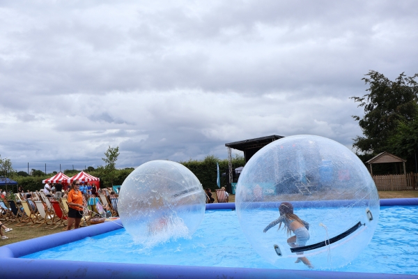 Party in the park   hydroglobes