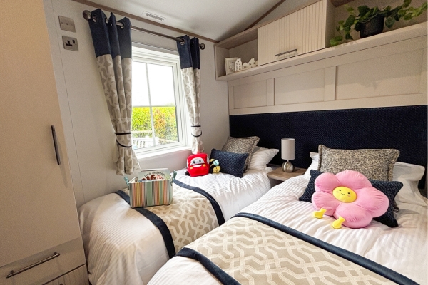 The hubborn   twin bedroom